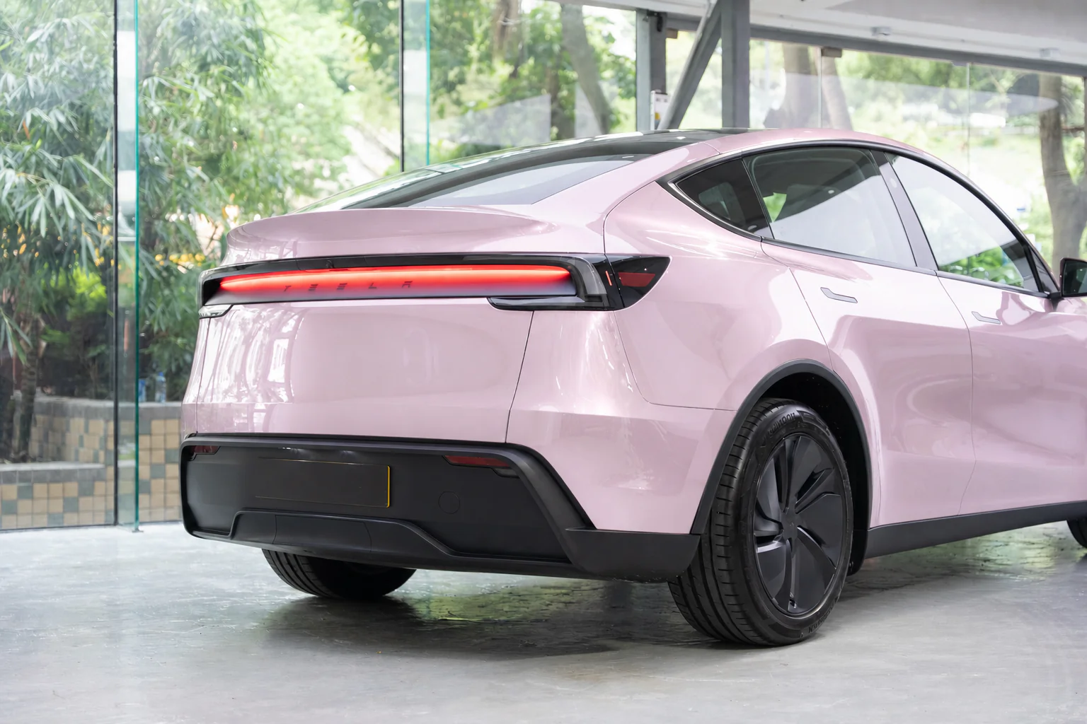 Flush Paris Pink Tesla Model Y 模擬效果