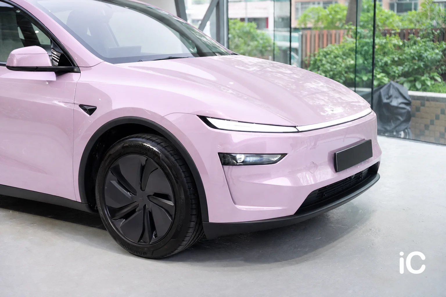 Flush Paris Pink Tesla Model Y 模擬效果