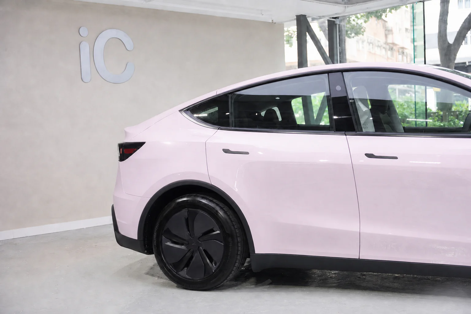 Blush Pink Tesla Model Y 模擬效果