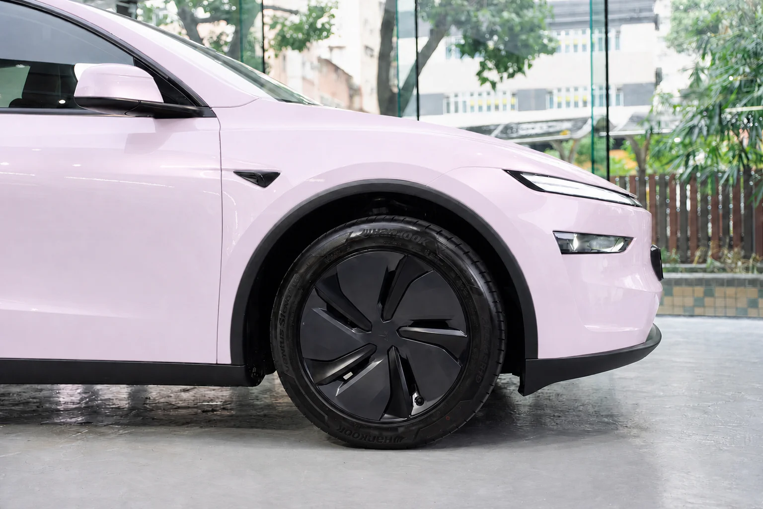 Blush Pink Tesla Model Y 模擬效果