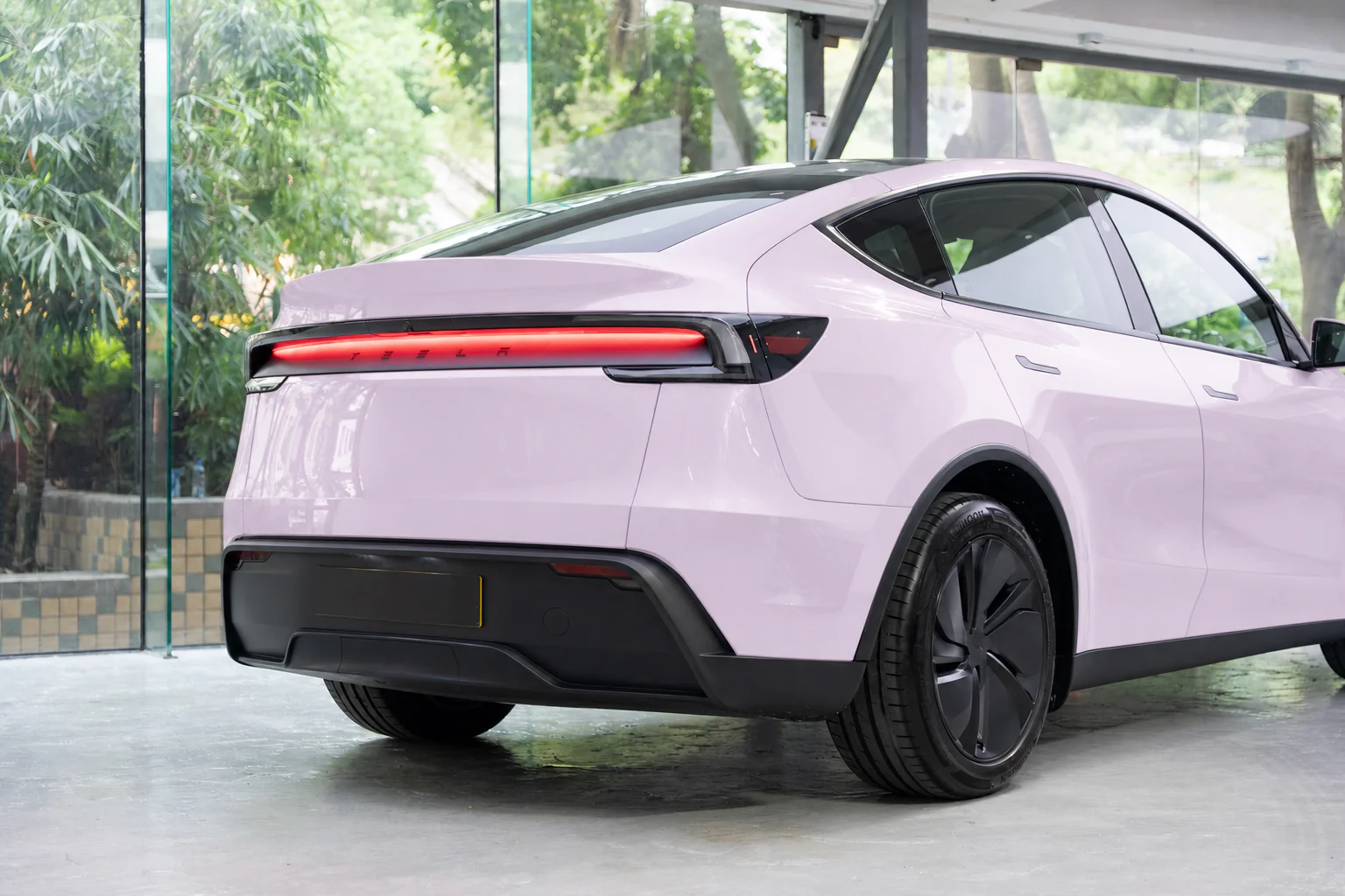 Blush Pink Tesla Model Y 模擬效果