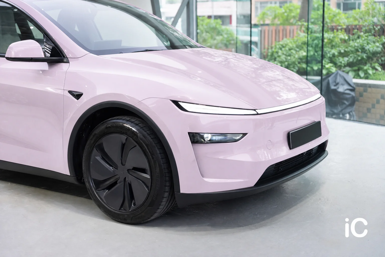 Blush Pink Tesla Model Y 模擬效果
