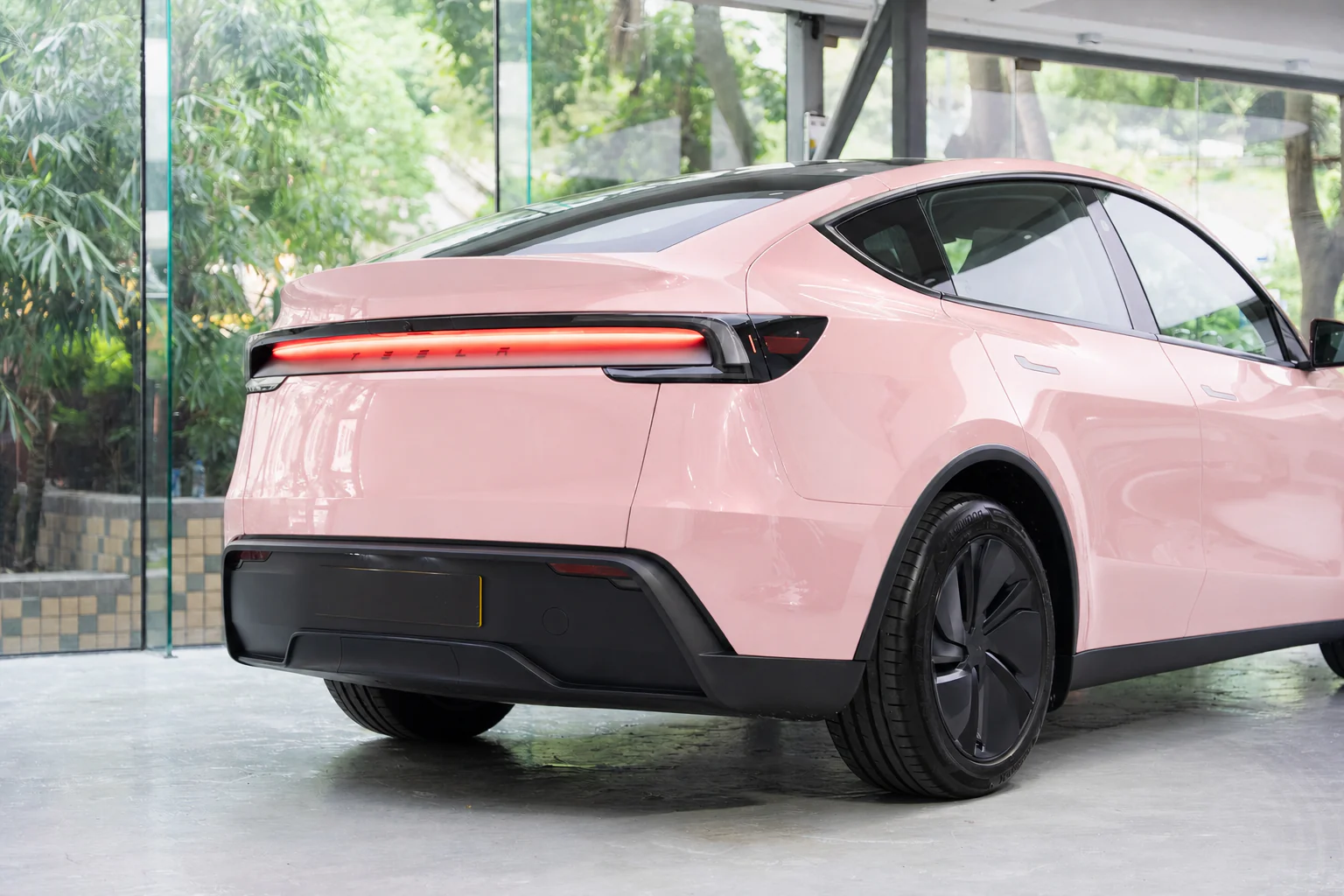 Pearl Rose Tesla Model Y 模擬效果