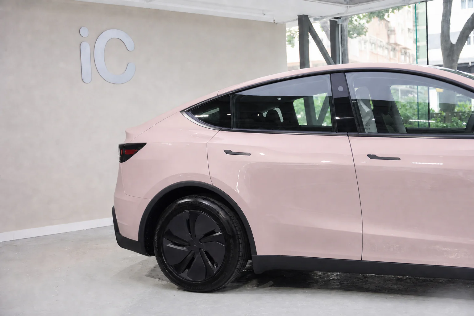 Aurora Rose Tesla Model Y 模擬效果
