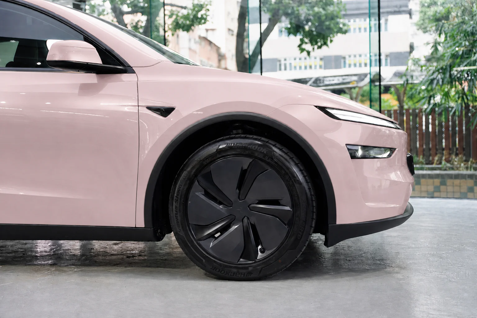 Aurora Rose Tesla Model Y 模擬效果