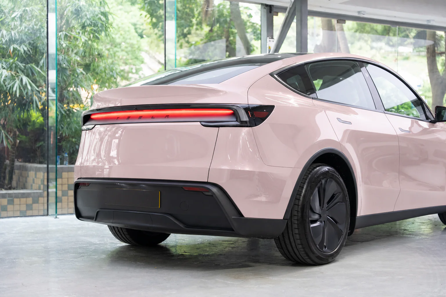 Aurora Rose Tesla Model Y 模擬效果