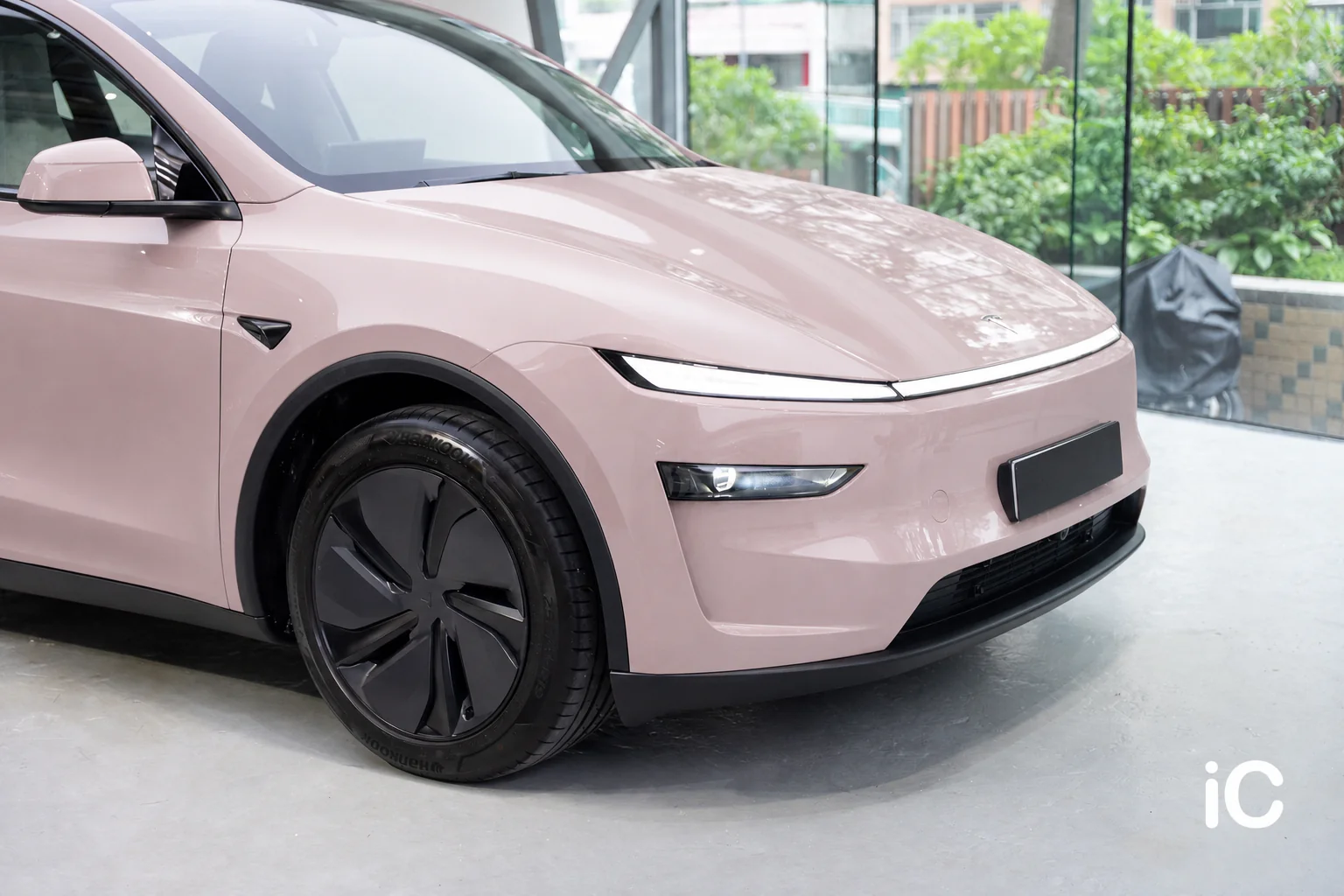 Aurora Rose Tesla Model Y 模擬效果