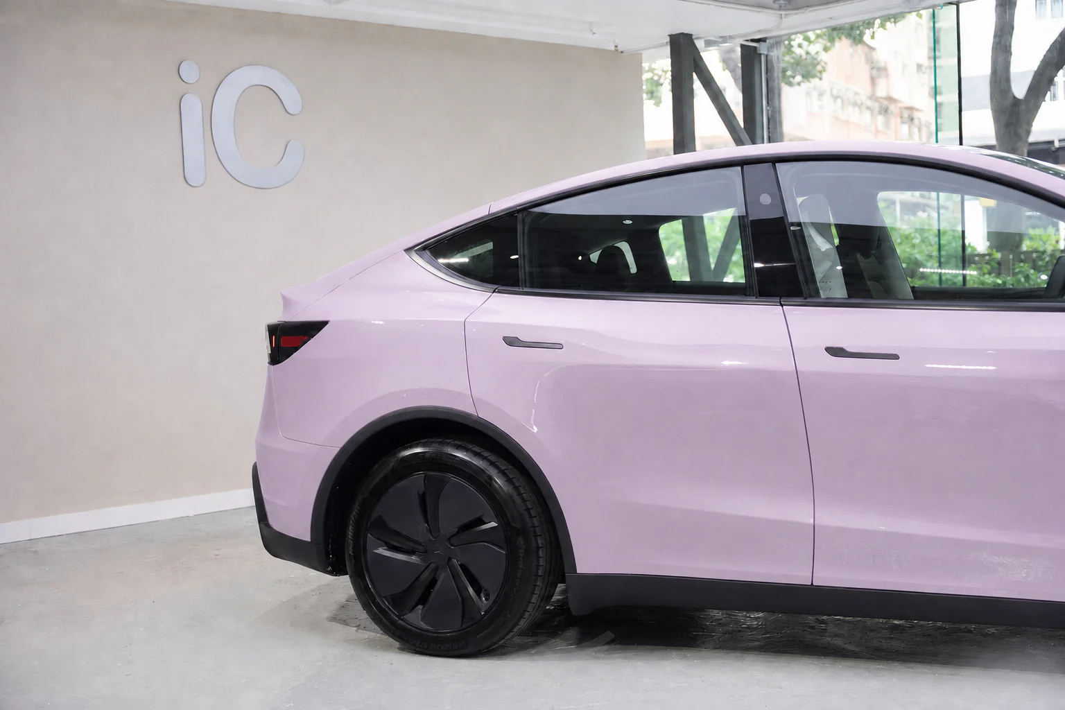 Plush Violet Tesla Model Y 模擬效果