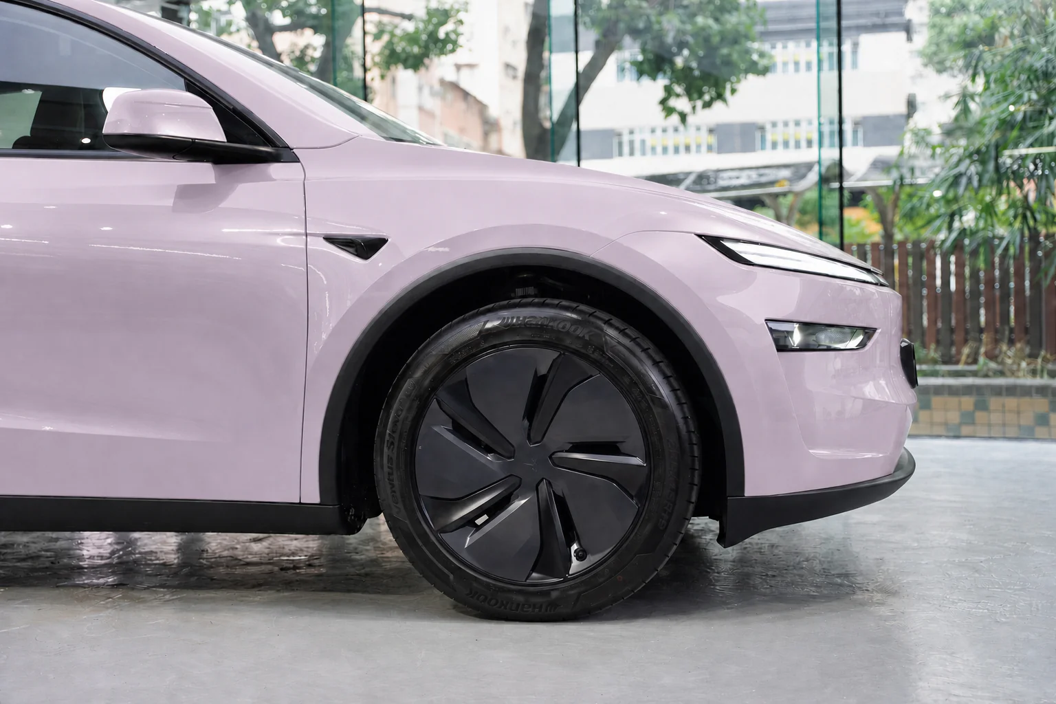 Plush Violet Tesla Model Y 模擬效果