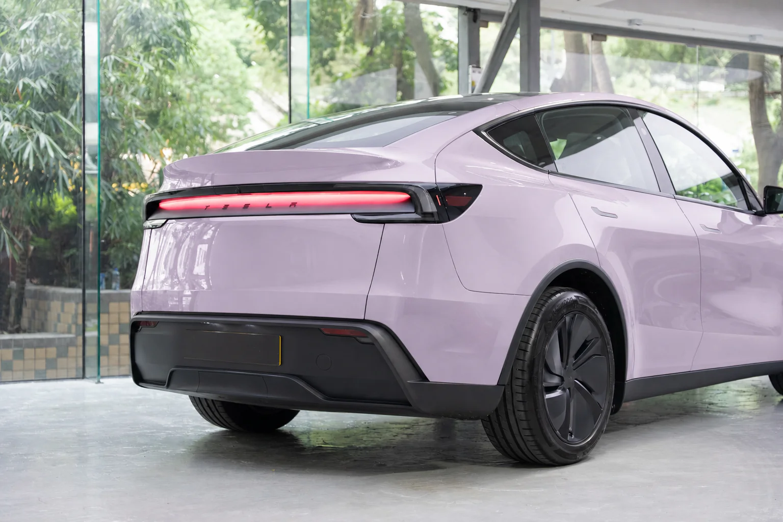 Plush Violet Tesla Model Y 模擬效果