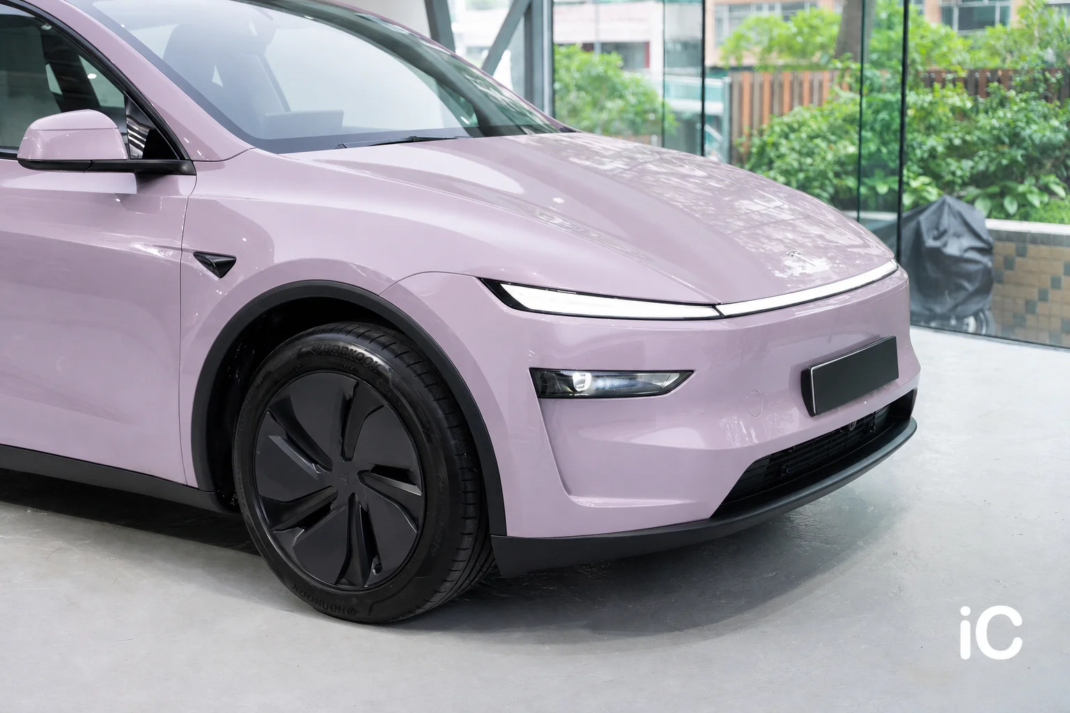 Plush Violet Tesla Model Y 模擬效果