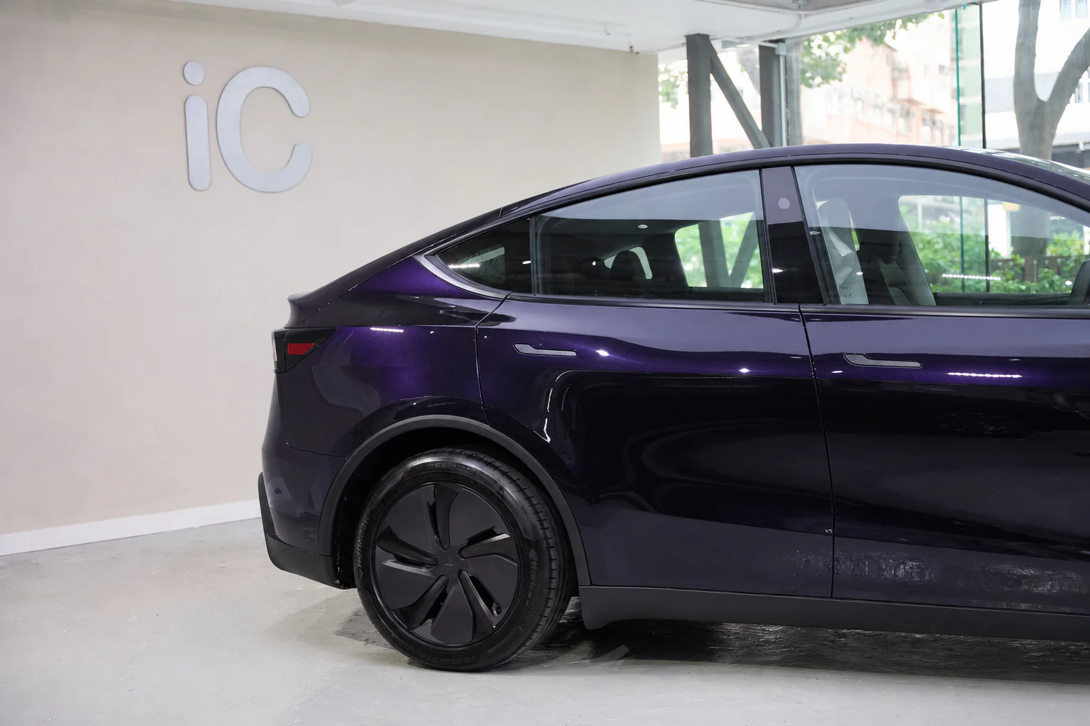 Super Purple Tesla Model Y 模擬效果
