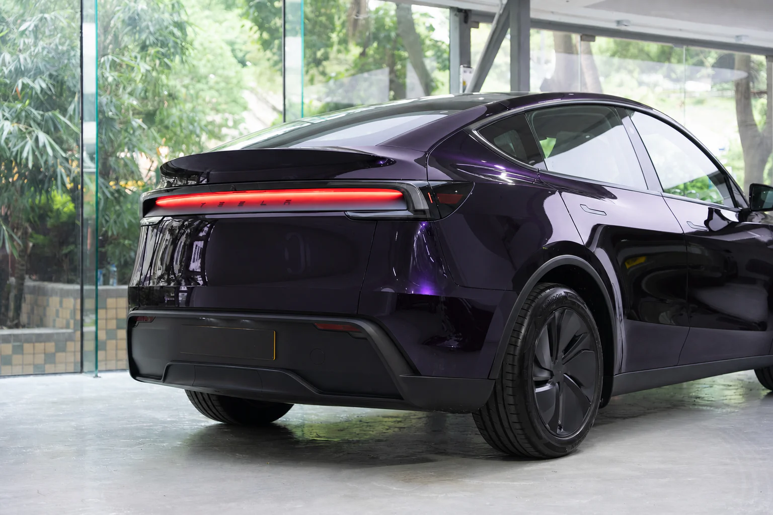 Super Purple Tesla Model Y 模擬效果