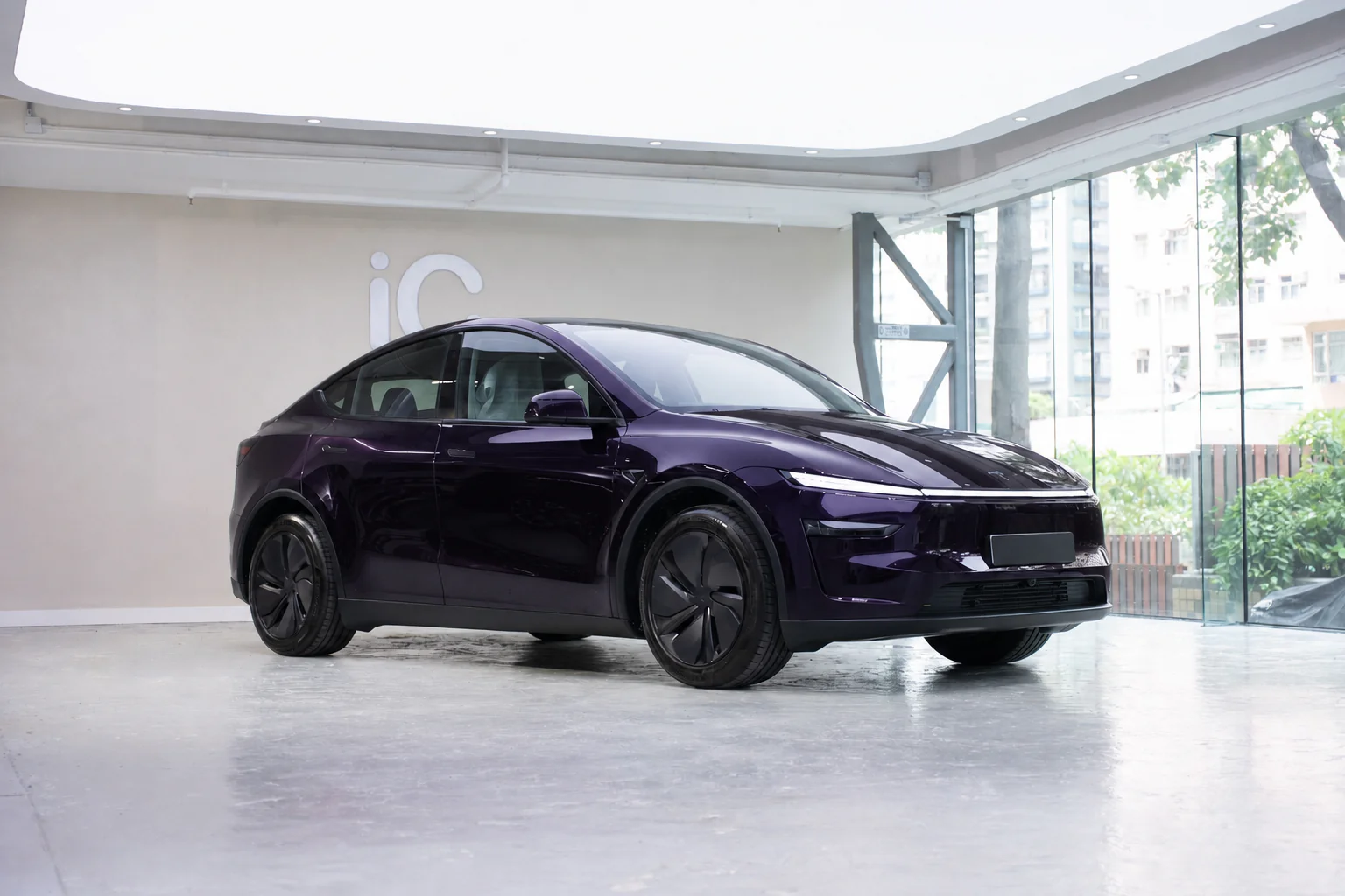 Super Purple Tesla Model Y 模擬效果