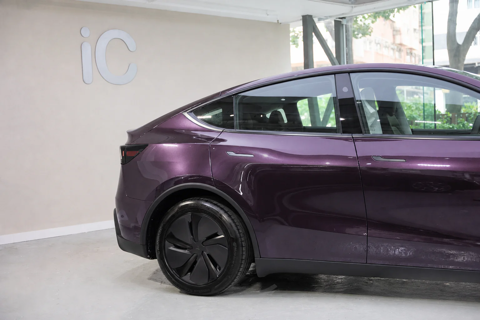 Deep Purple Metallic Tesla Model Y 模擬效果