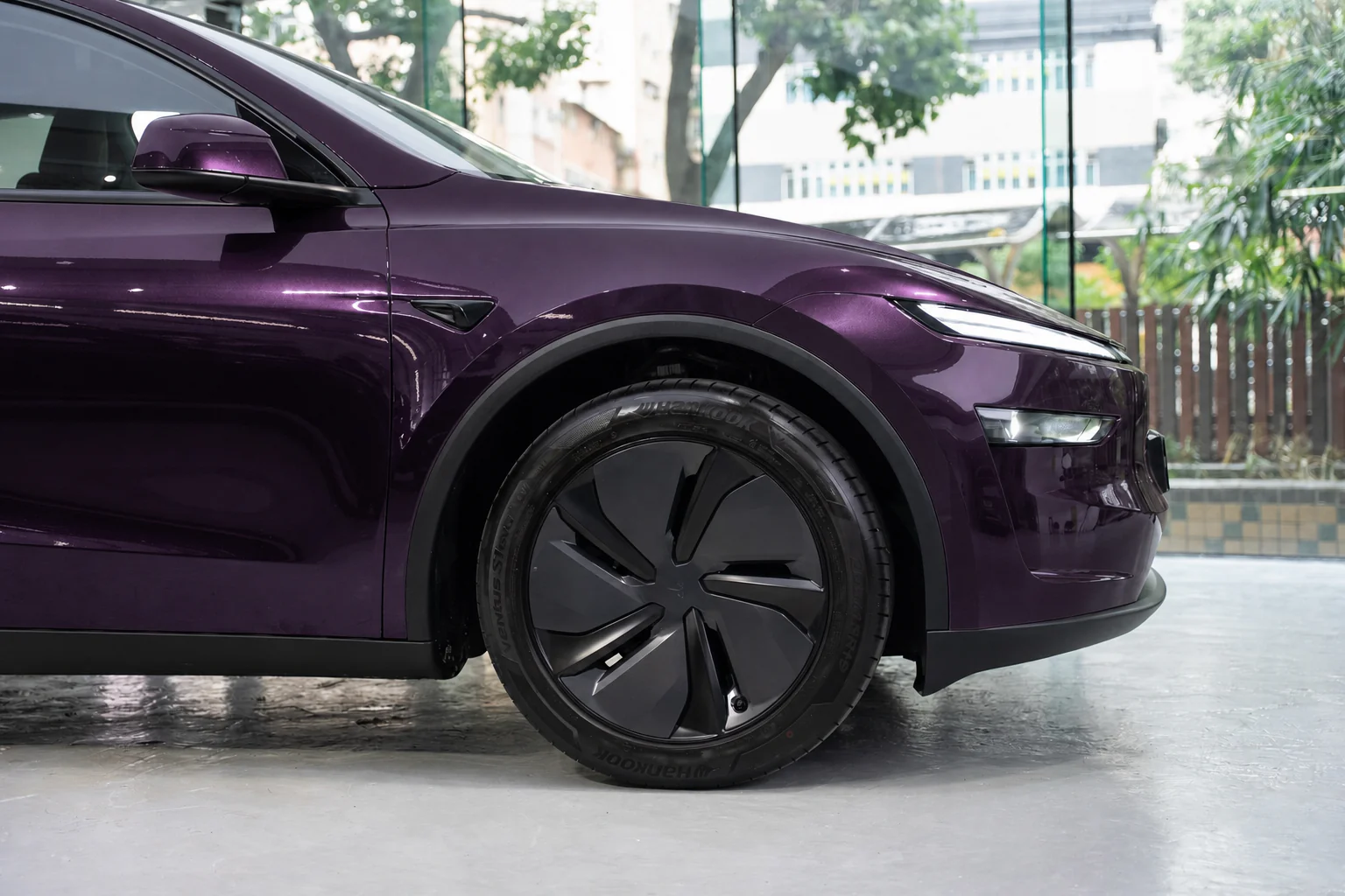 Deep Purple Metallic Tesla Model Y 模擬效果