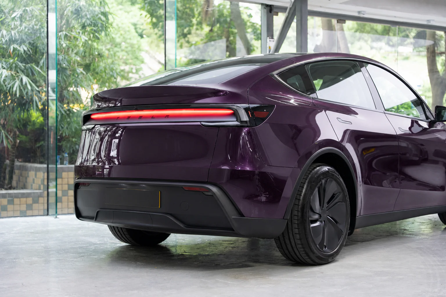Deep Purple Metallic Tesla Model Y 模擬效果