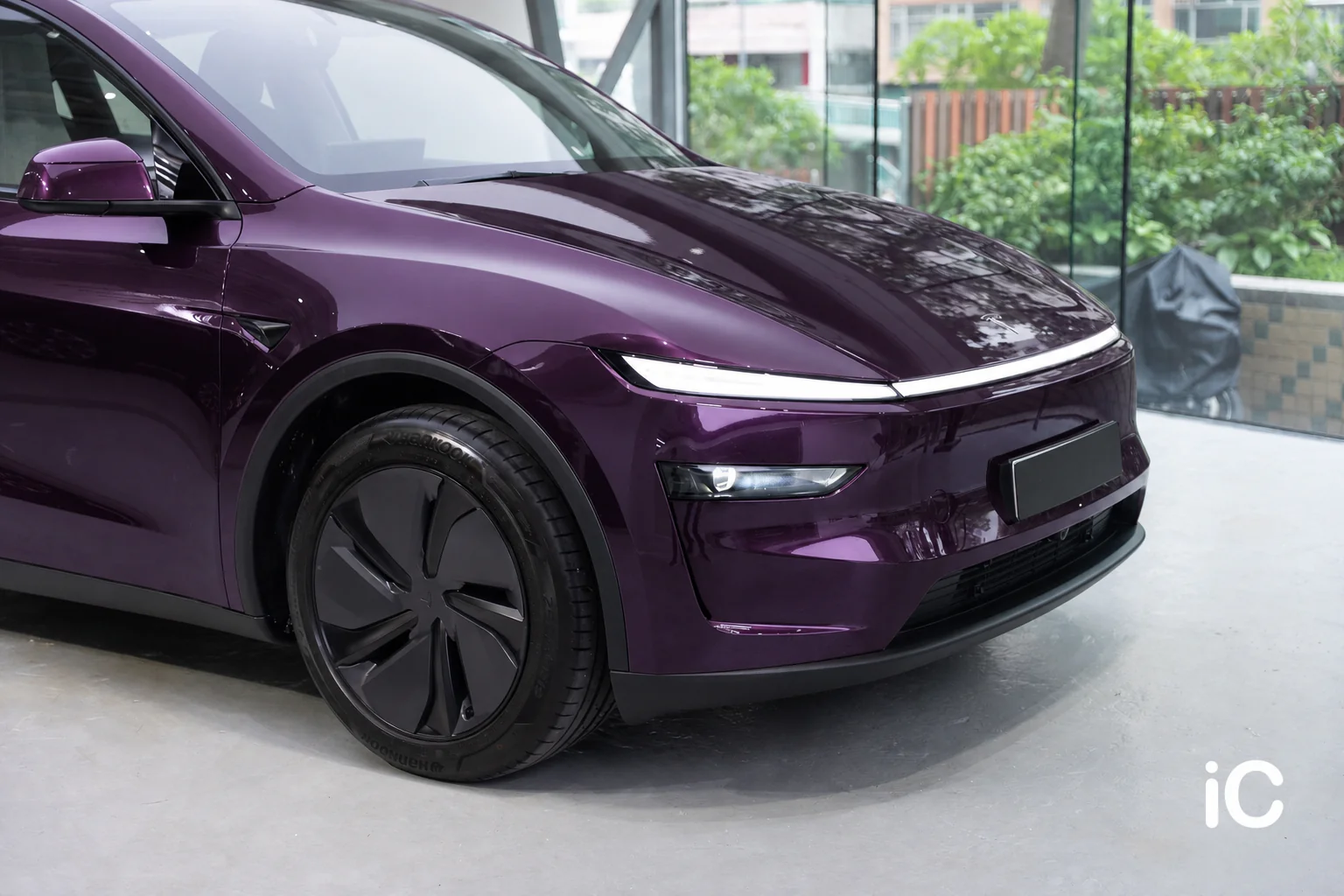 Deep Purple Metallic Tesla Model Y 模擬效果