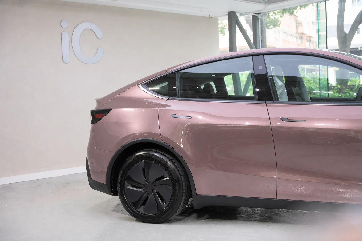 Frozen Berry Metallic Tesla Model Y 模擬效果