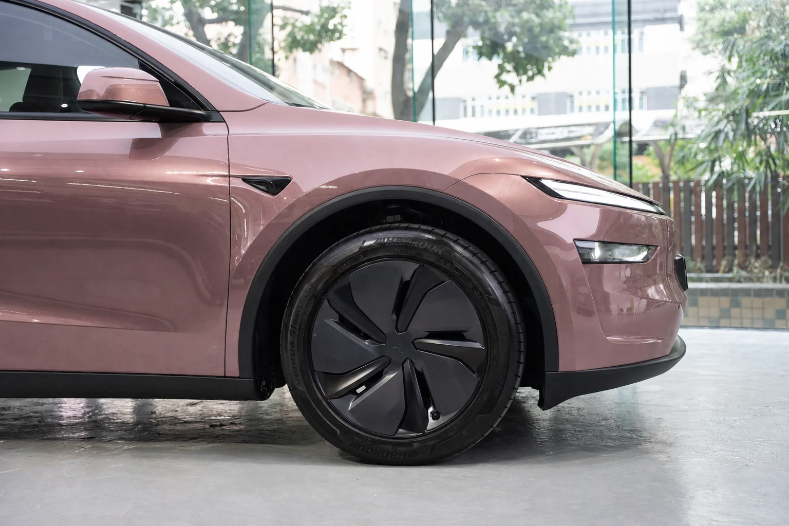 Frozen Berry Metallic Tesla Model Y 模擬效果