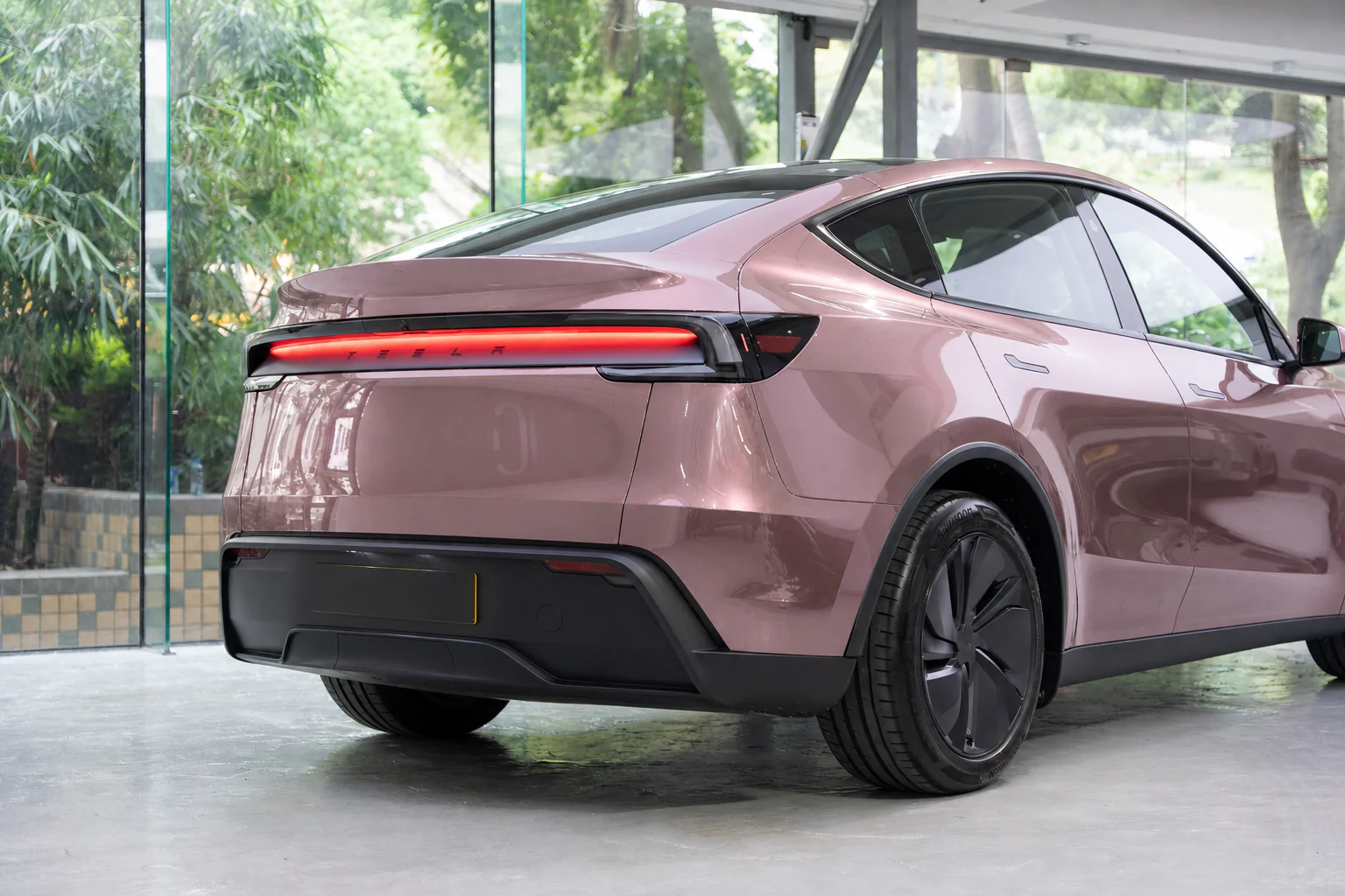 Frozen Berry Metallic Tesla Model Y 模擬效果
