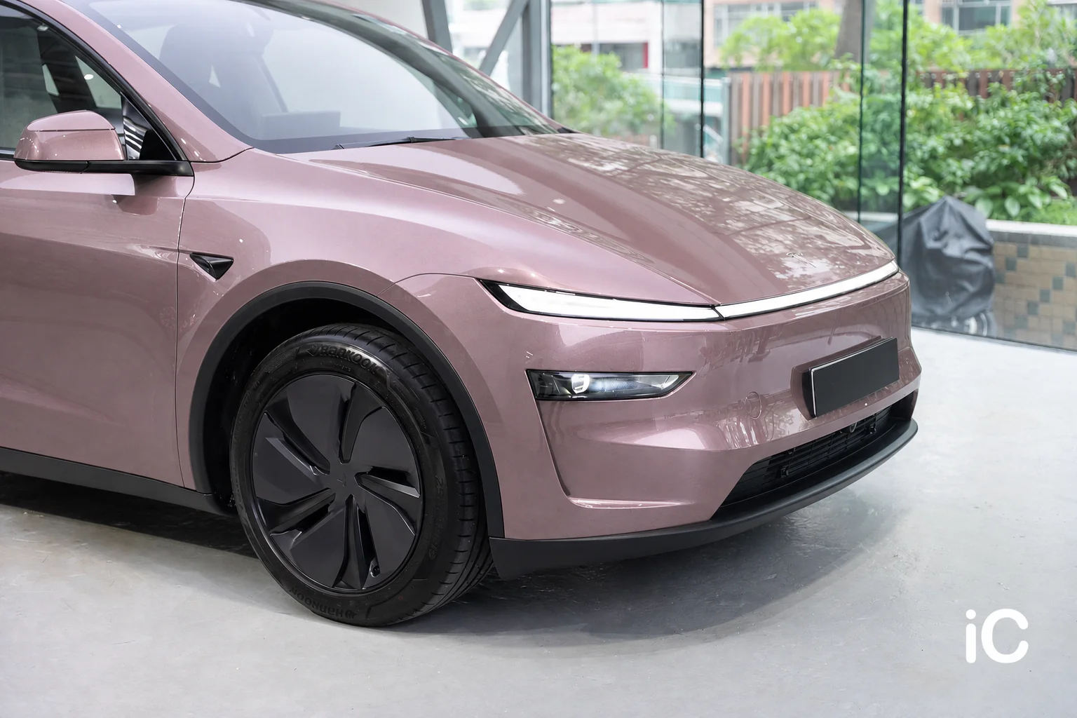 Frozen Berry Metallic Tesla Model Y 模擬效果