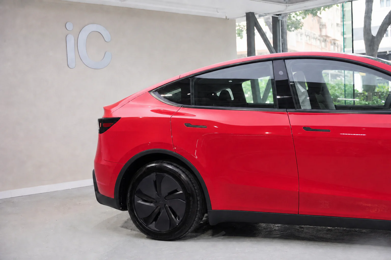 Strawberry Red Tesla Model Y 模擬效果