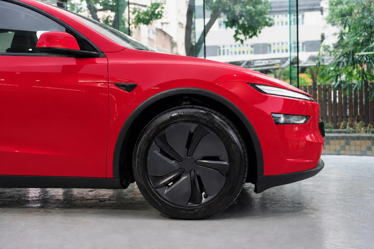 Strawberry Red Tesla Model Y 模擬效果