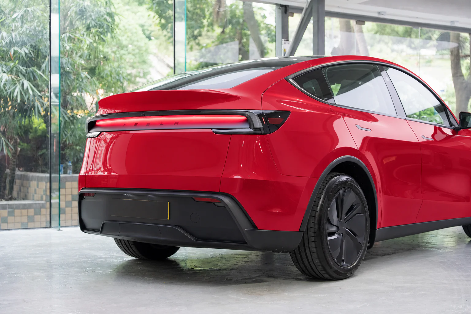 Strawberry Red Tesla Model Y 模擬效果