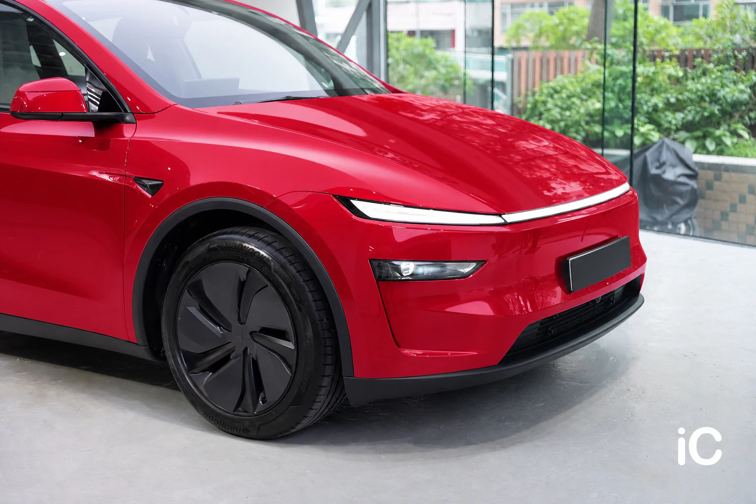Strawberry Red Tesla Model Y 模擬效果
