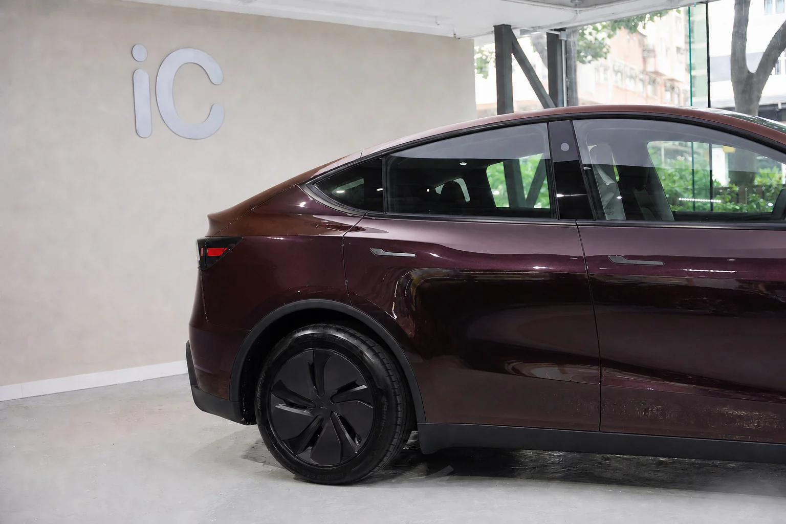 Night Ruby Tesla Model Y 模擬效果