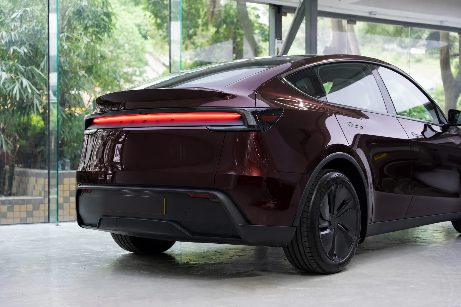 Night Ruby Tesla Model Y 模擬效果