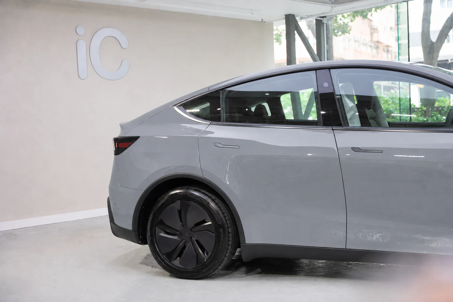 Storm Grey Tesla Model Y 模擬效果
