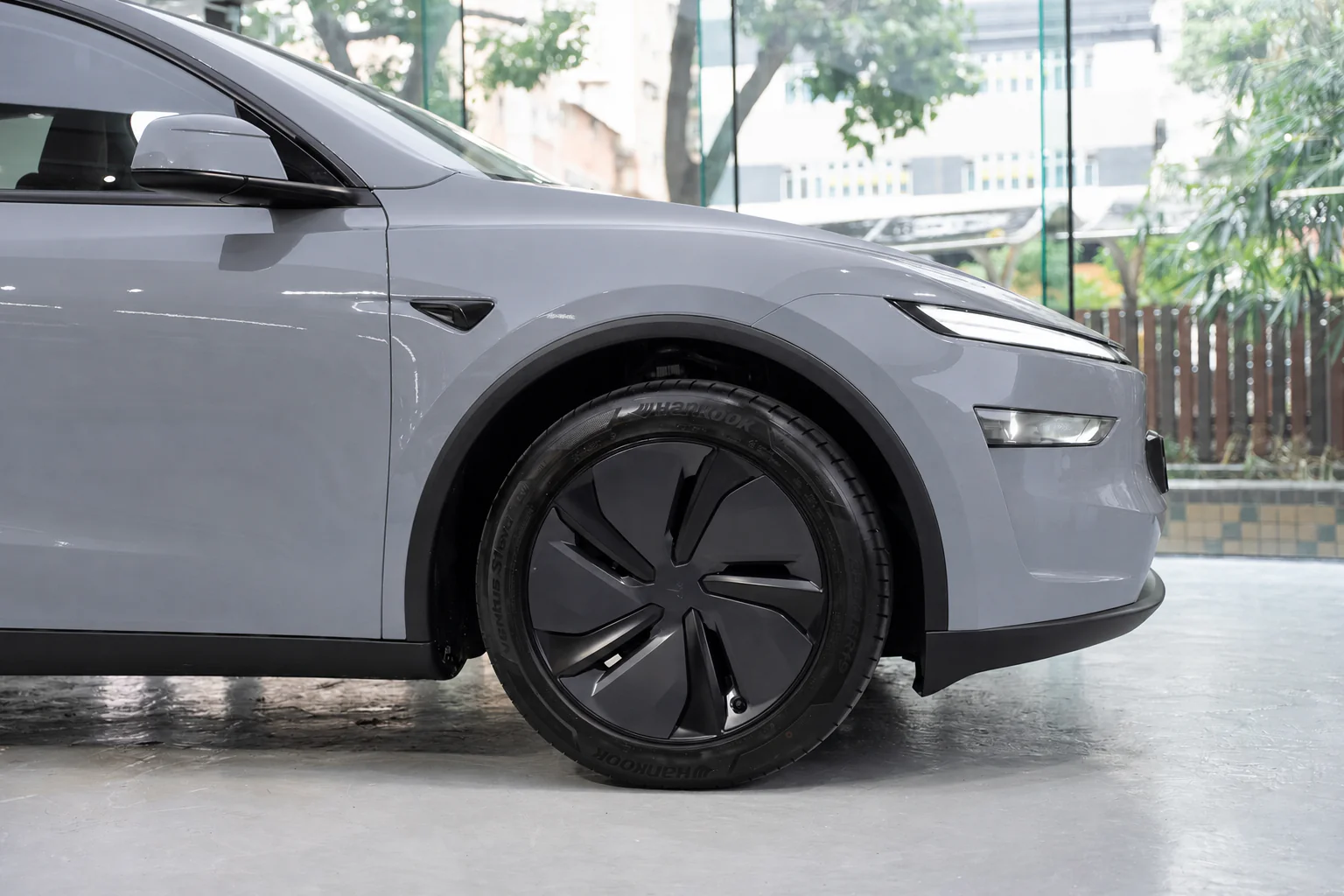 Storm Grey Tesla Model Y 模擬效果