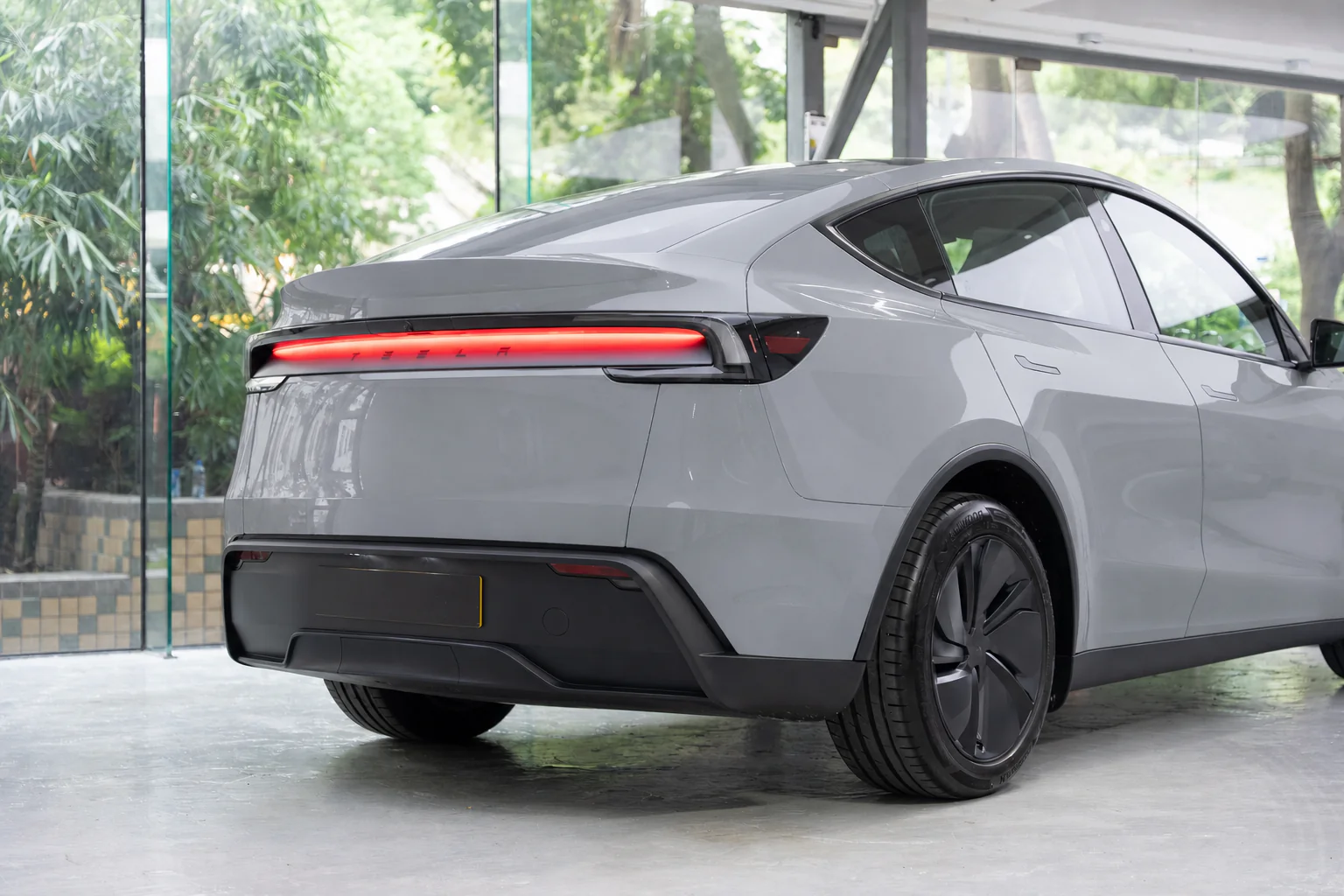 Storm Grey Tesla Model Y 模擬效果