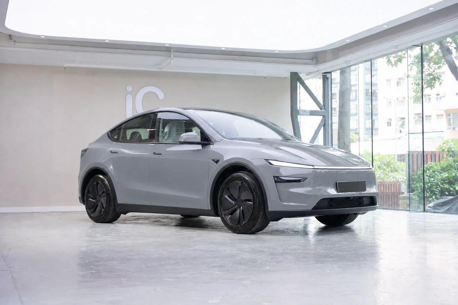 Storm Grey Tesla Model Y 模擬效果