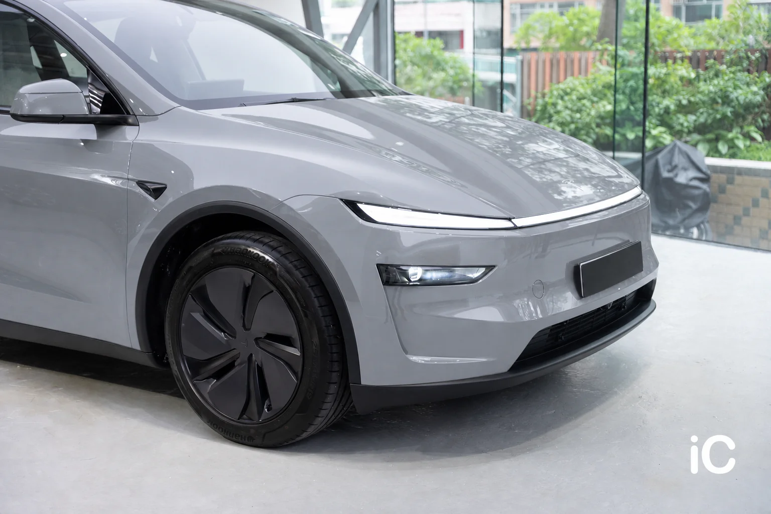 Storm Grey Tesla Model Y 模擬效果