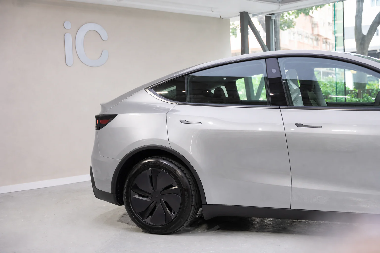 Lunar Silver Tesla Model Y 模擬效果