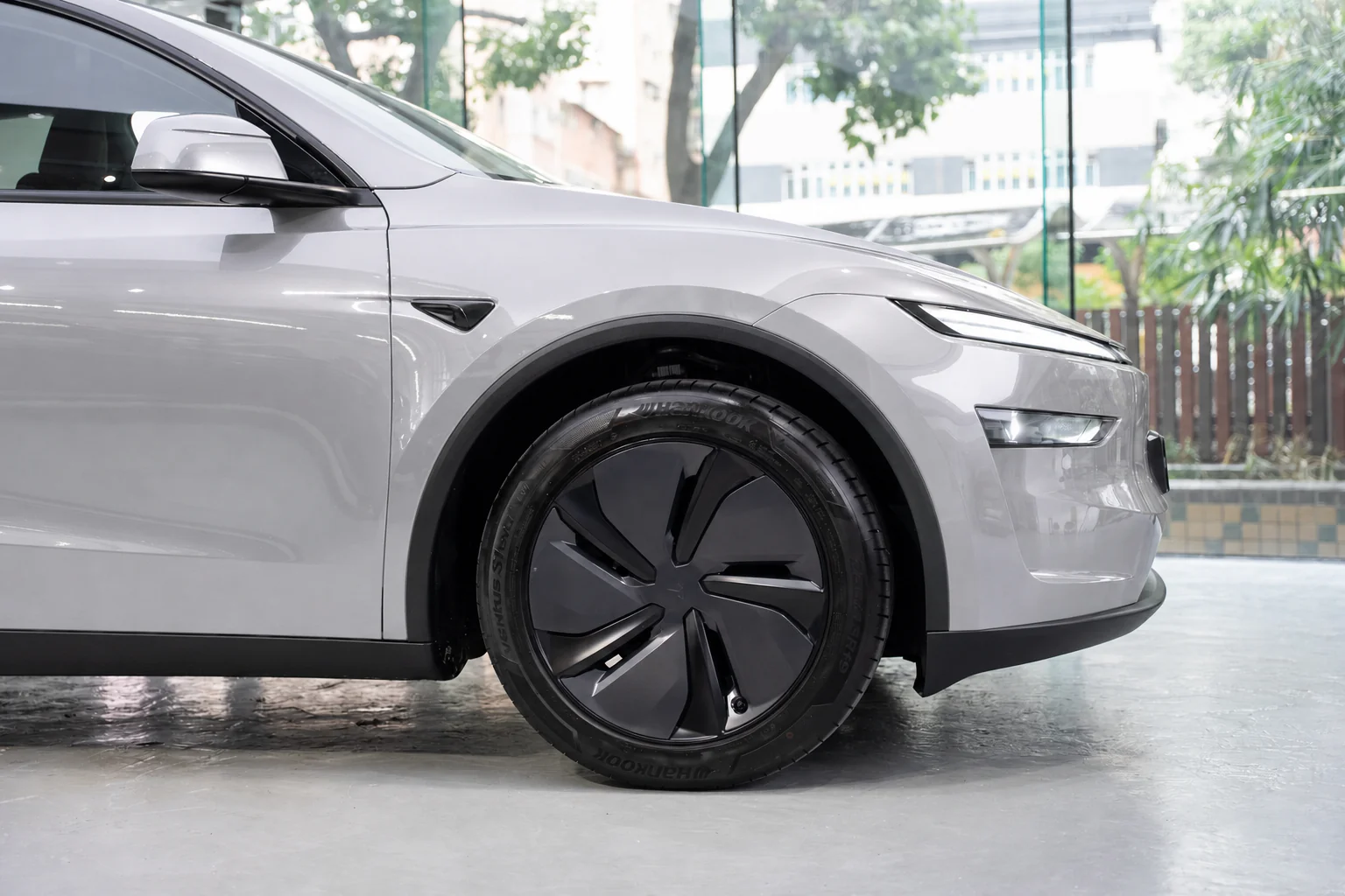 Lunar Silver Tesla Model Y 模擬效果