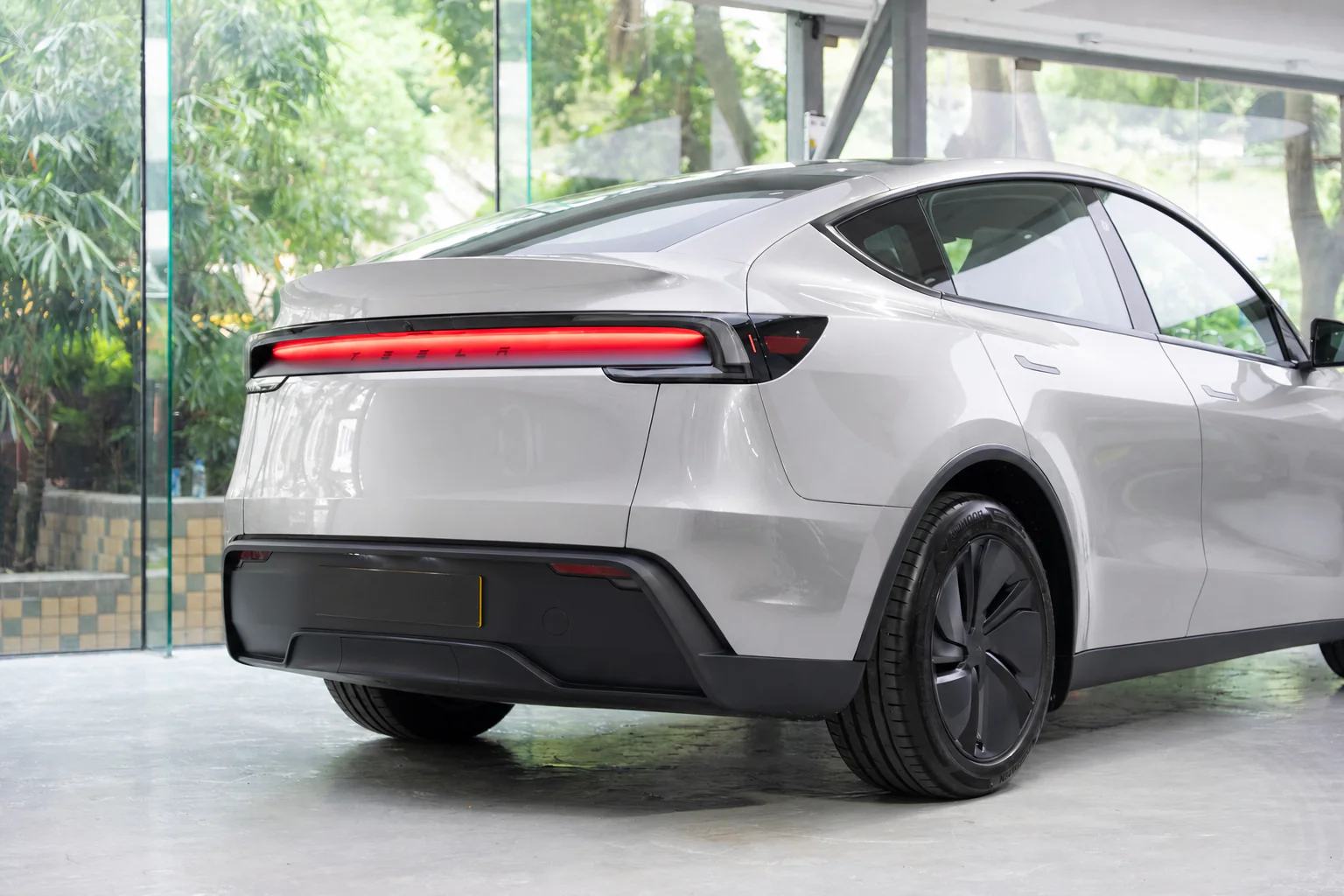 Lunar Silver Tesla Model Y 模擬效果