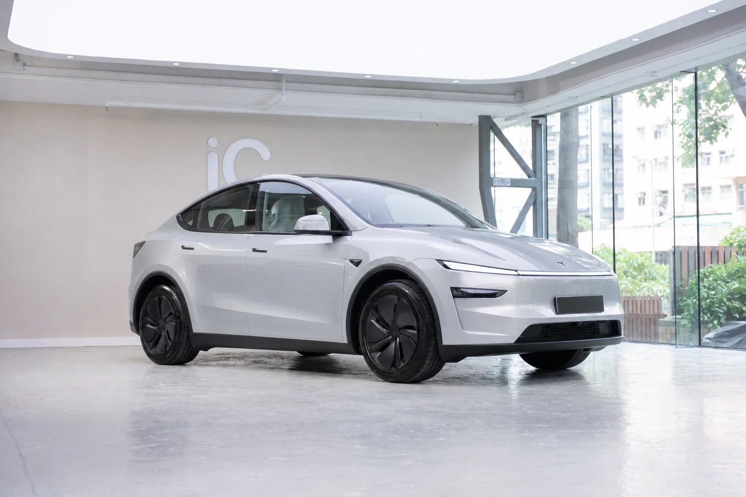 Lunar Silver Tesla Model Y 模擬效果