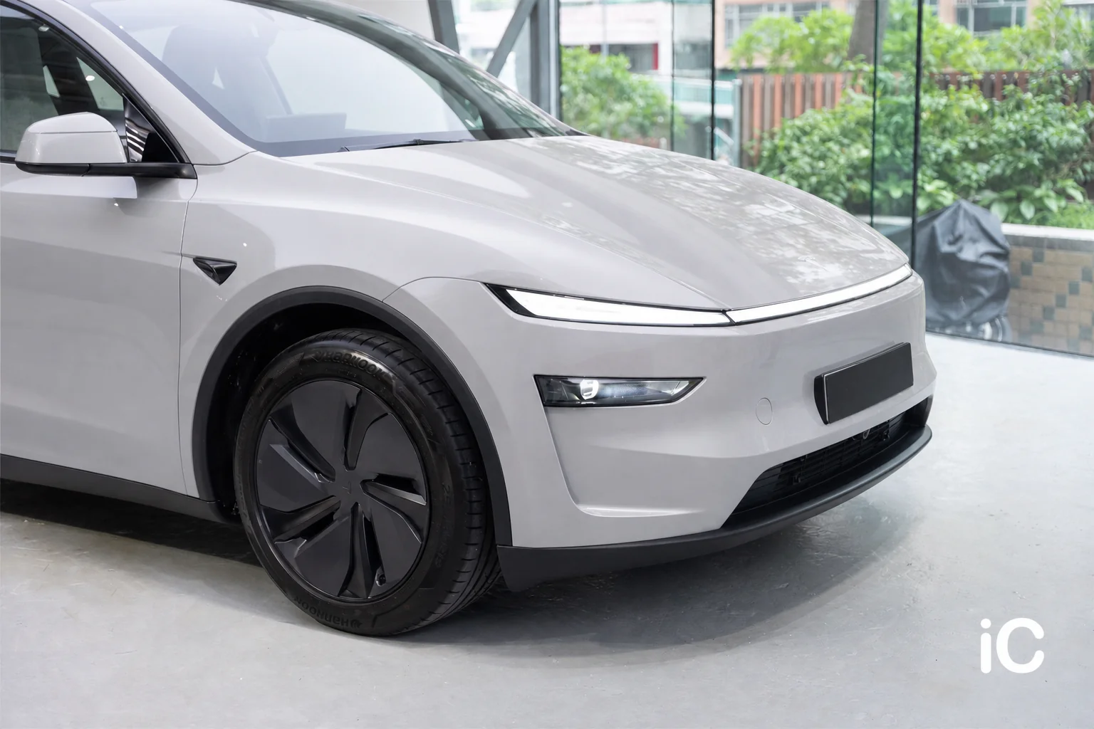 Lunar Silver Tesla Model Y 模擬效果