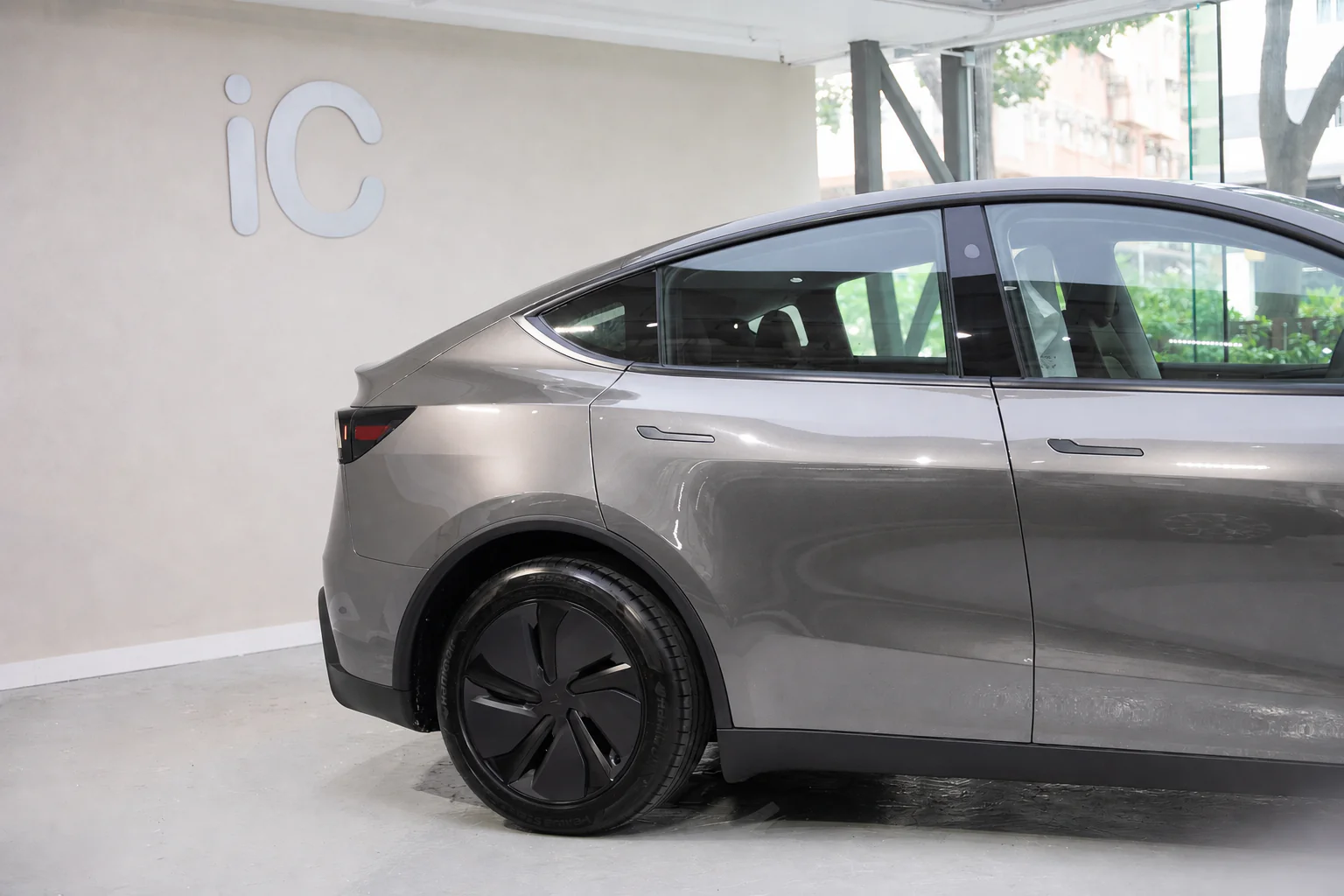 Quicksilver Metallic Tesla Model Y 模擬效果