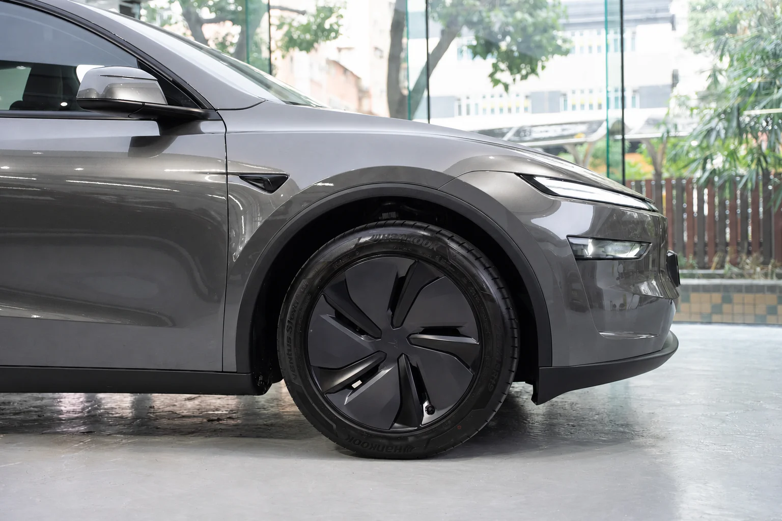 Quicksilver Metallic Tesla Model Y 模擬效果