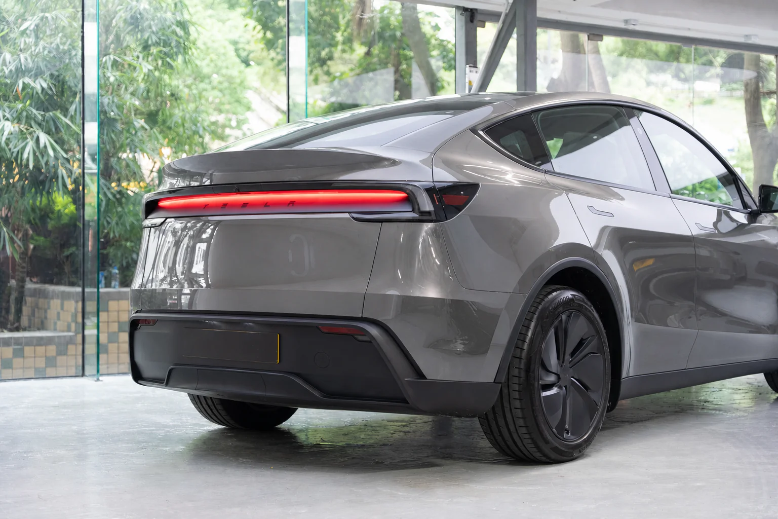 Quicksilver Metallic Tesla Model Y 模擬效果