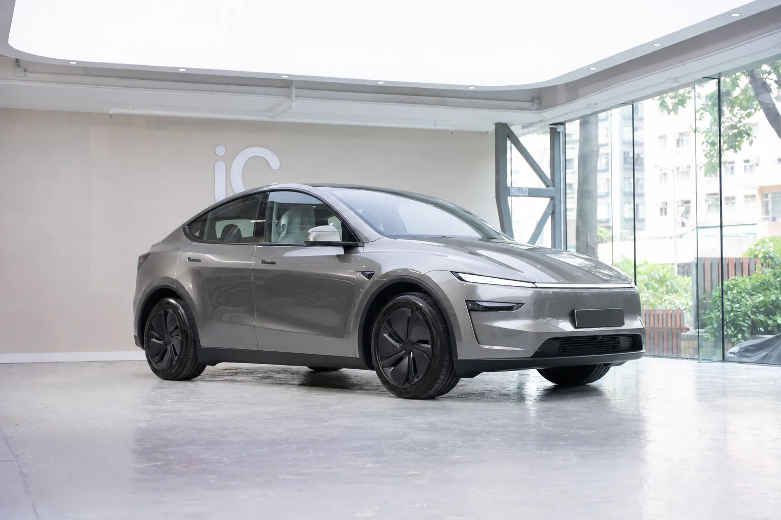 Quicksilver Metallic Tesla Model Y 模擬效果