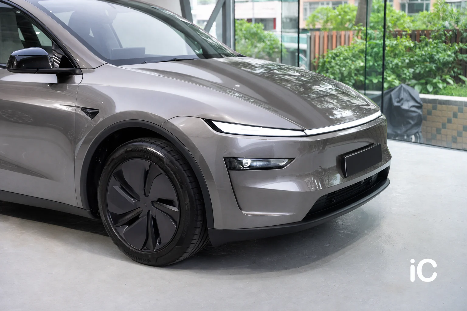 Quicksilver Metallic Tesla Model Y 模擬效果