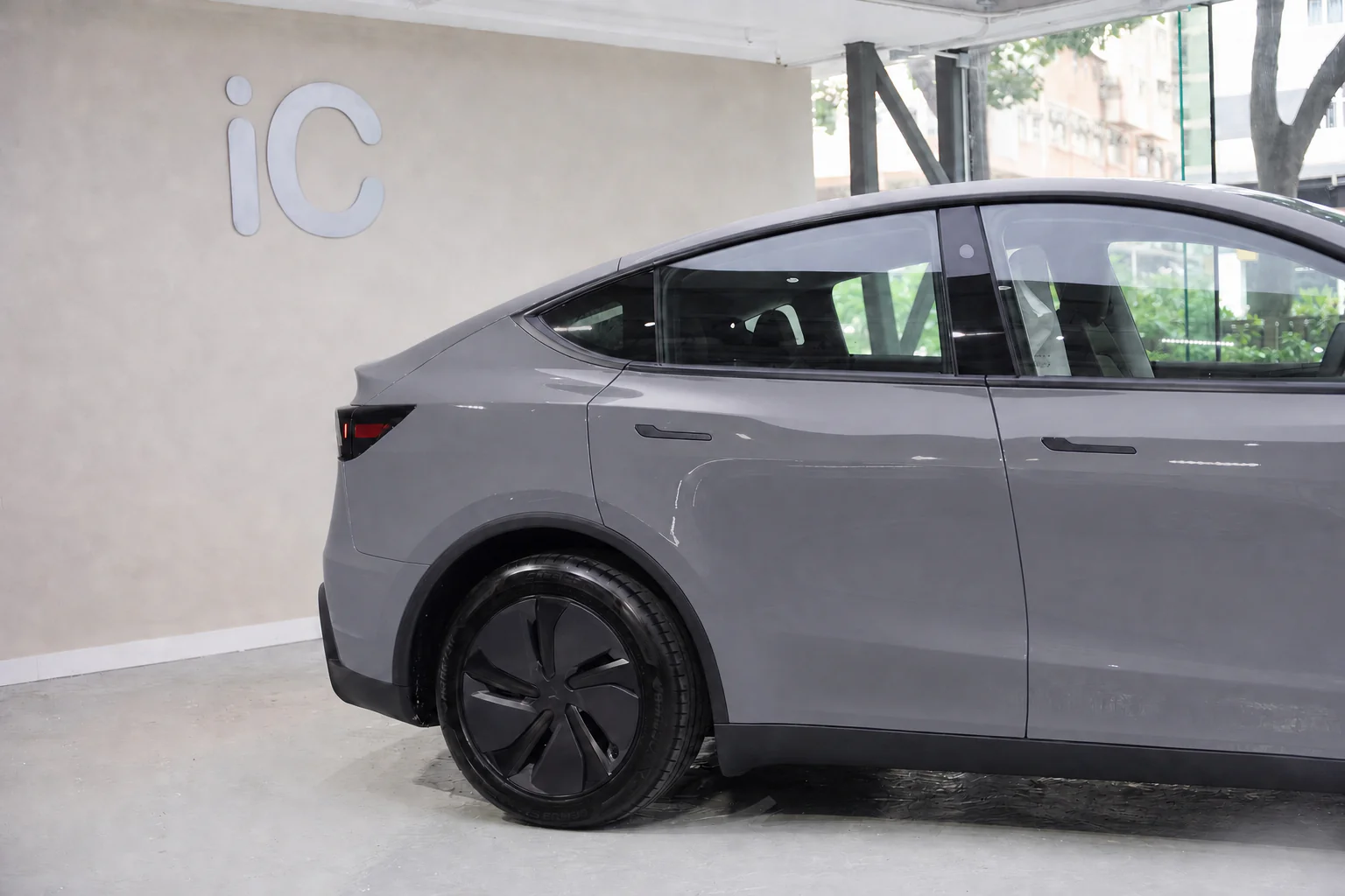 Steel Haze Tesla Model Y 模擬效果