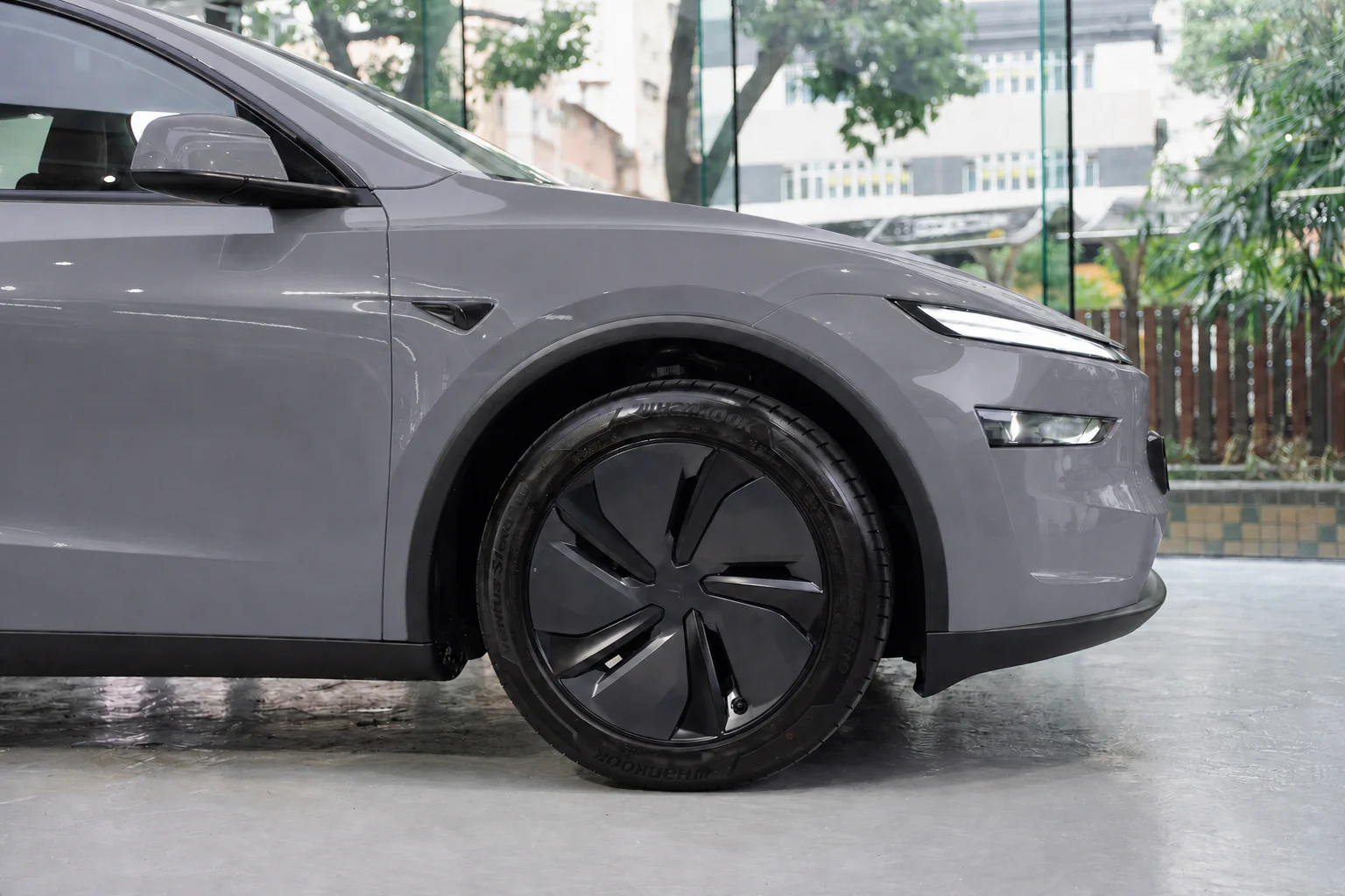 Steel Haze Tesla Model Y 模擬效果