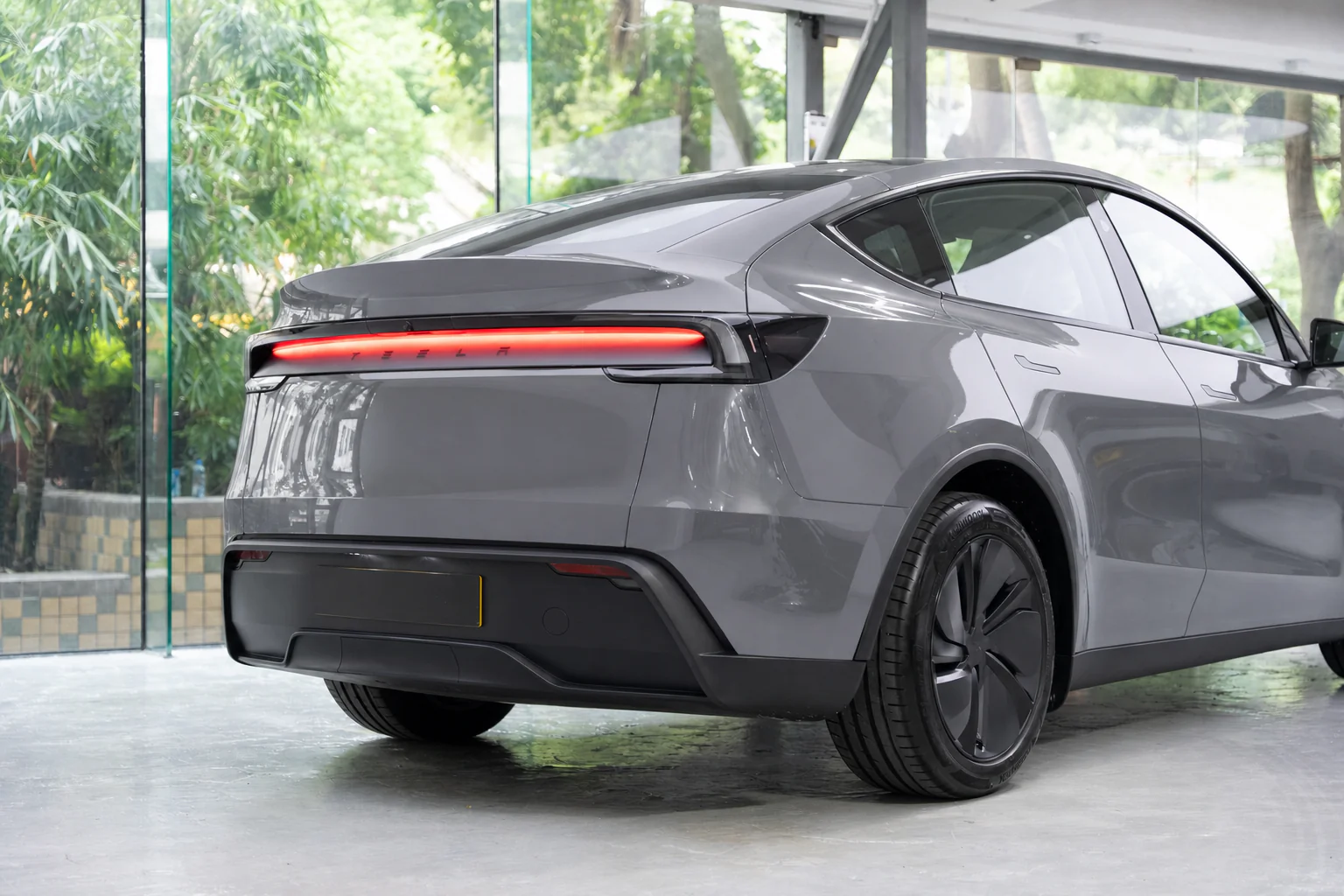 Steel Haze Tesla Model Y 模擬效果